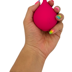 Estimulador doble The Sucking Turnip con 5 modos de vibración y 5 de succión para clítoris y pezones, diseño divertido Glow & Vibe.