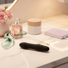 Mini vibrador Stev Mini compacto y potente, diseño moderno y vibrador portátil discreto, Glow & Vibe.
