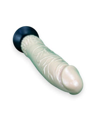 Vibrador Soft Rider con textura suave y diseño ergonómico, color elegante, vibrador cómodo y flexible para mujer, marca Glow & Vibe.