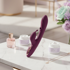 Vibrador Greedy Girl triple con succión de punto G y estimulador de clítoris, diseño potente y versátil Glow & Vibe.