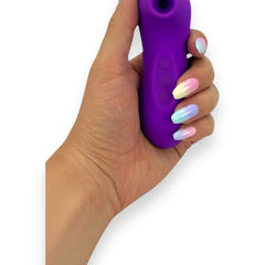 Estimulador Electric Sucking con funciones de succión y vibración para clítoris, pezones y penetración, diseño moderno Glow & Vibe.