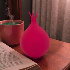 Estimulador doble The Sucking Turnip con 5 modos de vibración y 5 de succión para clítoris y pezones, diseño divertido Glow & Vibe.