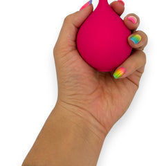 Estimulador doble The Sucking Turnip con 5 modos de vibración y 5 de succión para clítoris y pezones, diseño divertido Glow & Vibe.