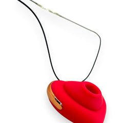 Estimulador Love Shape Necklace con diseño de collar y 10 velocidades de succión y pulsación, joya del placer Glow & Vibe.