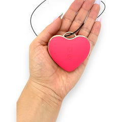 Estimulador Love Shape Necklace con diseño de collar y 10 velocidades de succión y pulsación, joya del placer Glow & Vibe.
