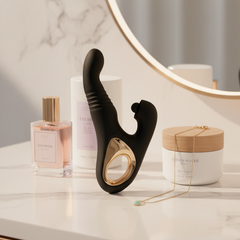 Vibrador Tabitha Vibe triple motor con pistón lateral y estimulador de clítoris con pulsaciones, diseño elegante Glow & Vibe.