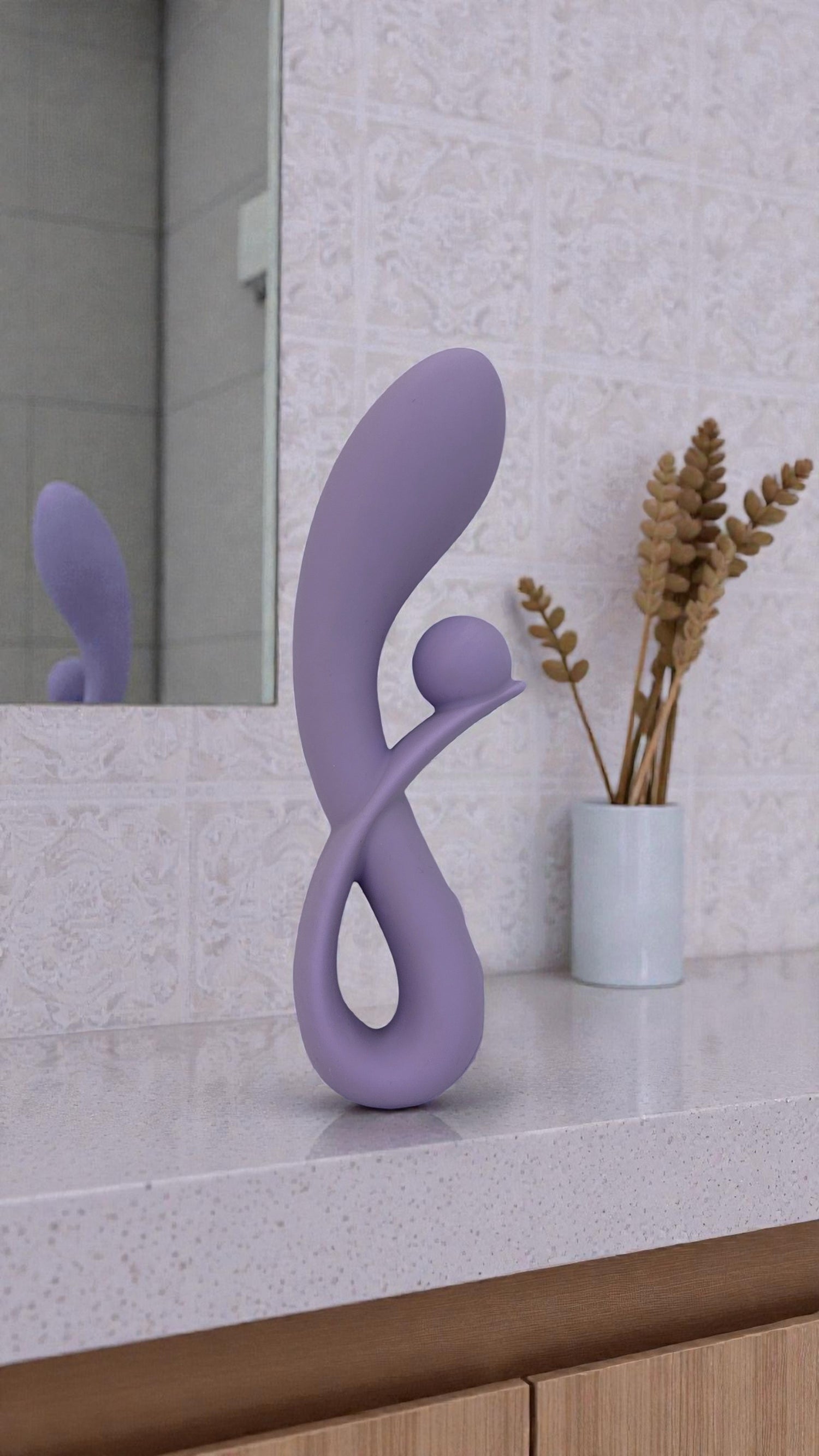 Vibrador doble Rabbit Vibrator Glow & Vibe de silicón suave con estimuladores para punto G y clítoris.