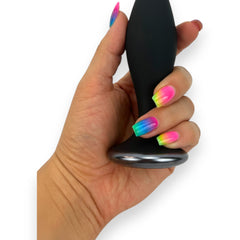 Noir Pulse Glow & Vibe, dilatador anal con control remoto, 10 funciones y carga magnética, hecho de silicón suave y elegante.