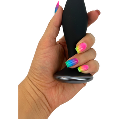 Noir Pulse Glow & Vibe, dilatador anal con control remoto, 10 funciones y carga magnética, hecho de silicón suave y elegante.
