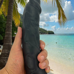 Dark Rider Glow & Vibe, dildo realista de material Magic Flesh con ventosa resistente y textura natural.