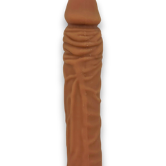 Titan Skin Sleeve Glow & Vibe, funda extensora de pene con textura realista de Magic Flesh y 4 cm de extensión.