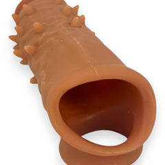 Power Core Sleeve Glow & Vibe, funda extensora de Magic Flesh con soporte para testículos y textura realista.