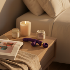 Vibrador Lusty Ring con succión, punto G y plug anal, diseño elegante Glow & Vibe.