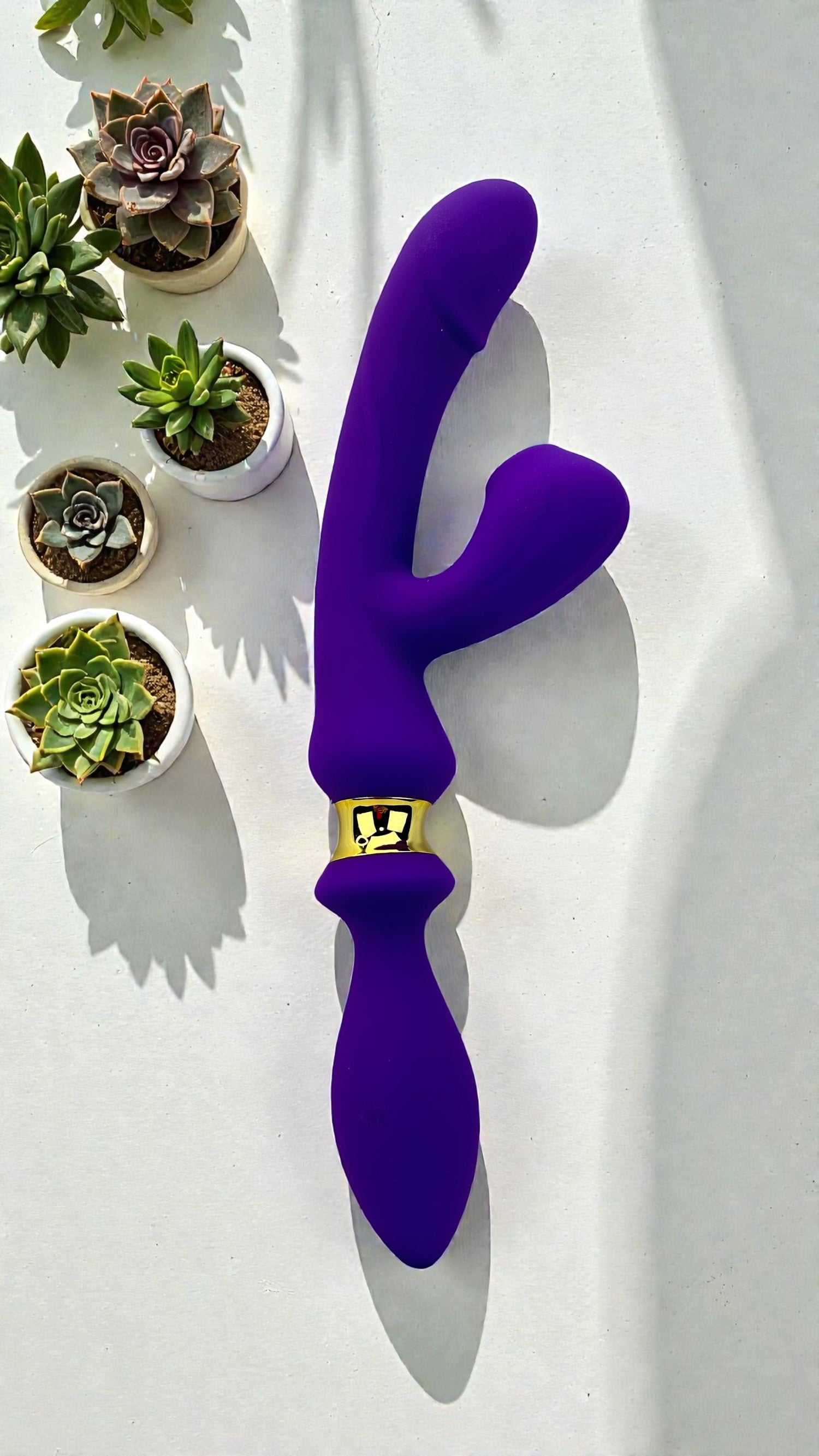 Vibrador Intense Destiny con succión clitorial, punto G y plug anal integrado Glow & Vibe.