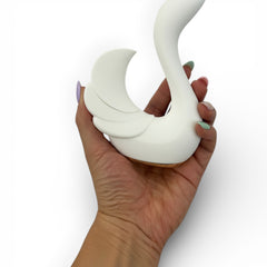 Vibrador Magic Swan con succionador clitorial, diseño elegante inspirado en cisne, Glow & Vibe.