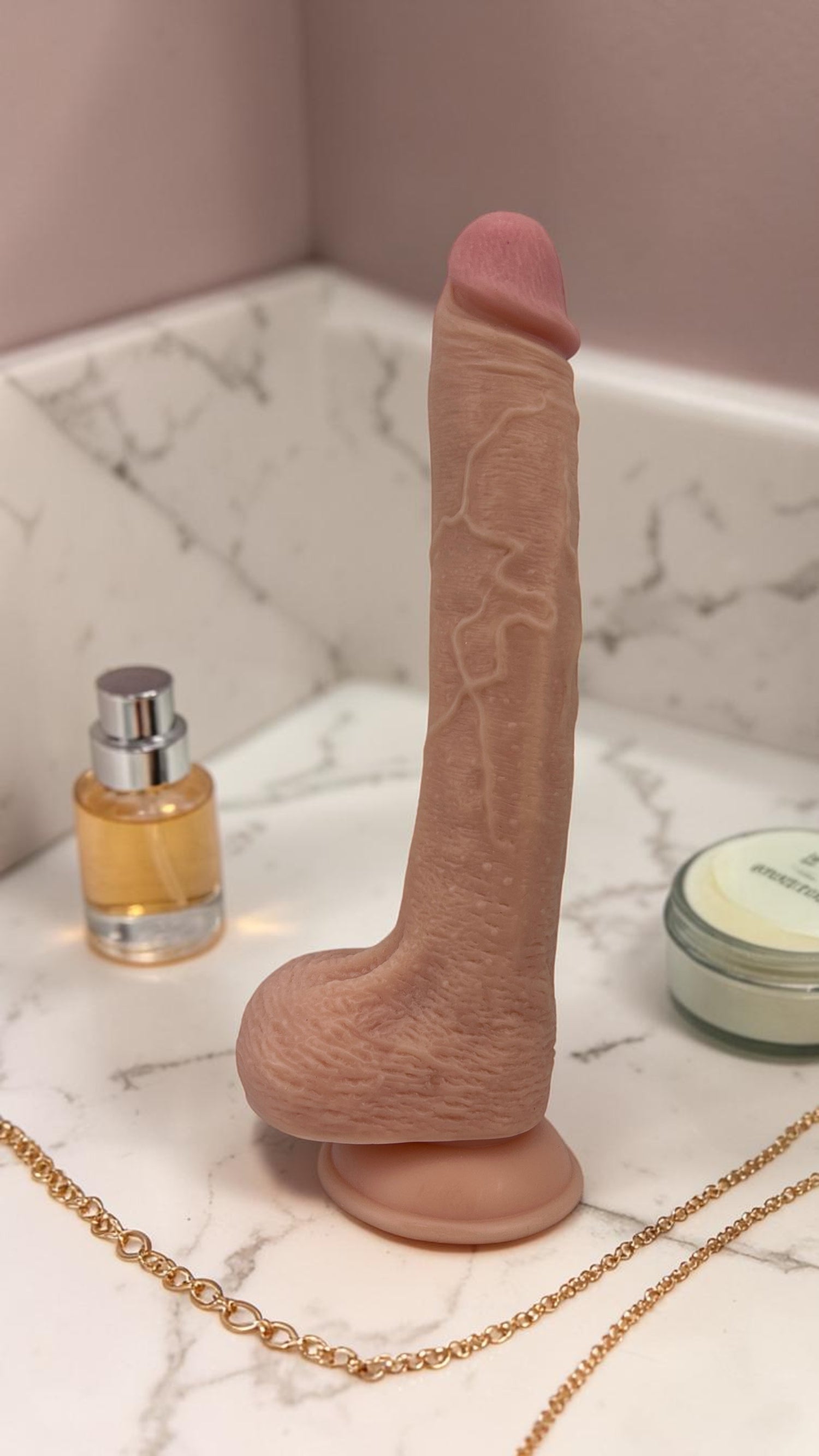 Dildo ultra realista Real King Magic Flesh con ventosa y testículos, textura suave y detallada, marca Glow & Vibe.