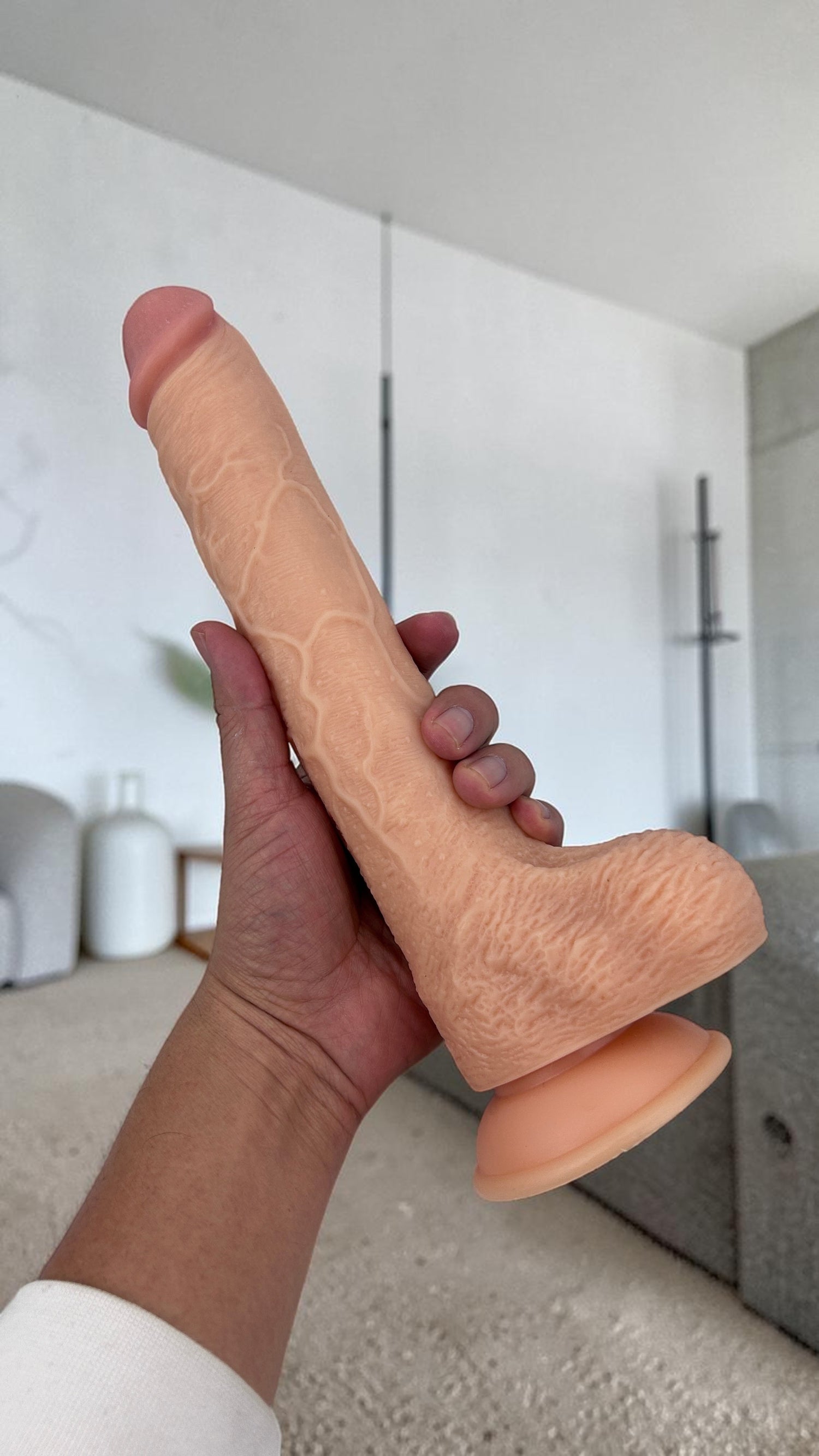Dildo ultra realista Real King Magic Flesh con ventosa y testículos, textura suave y detallada, marca Glow & Vibe.