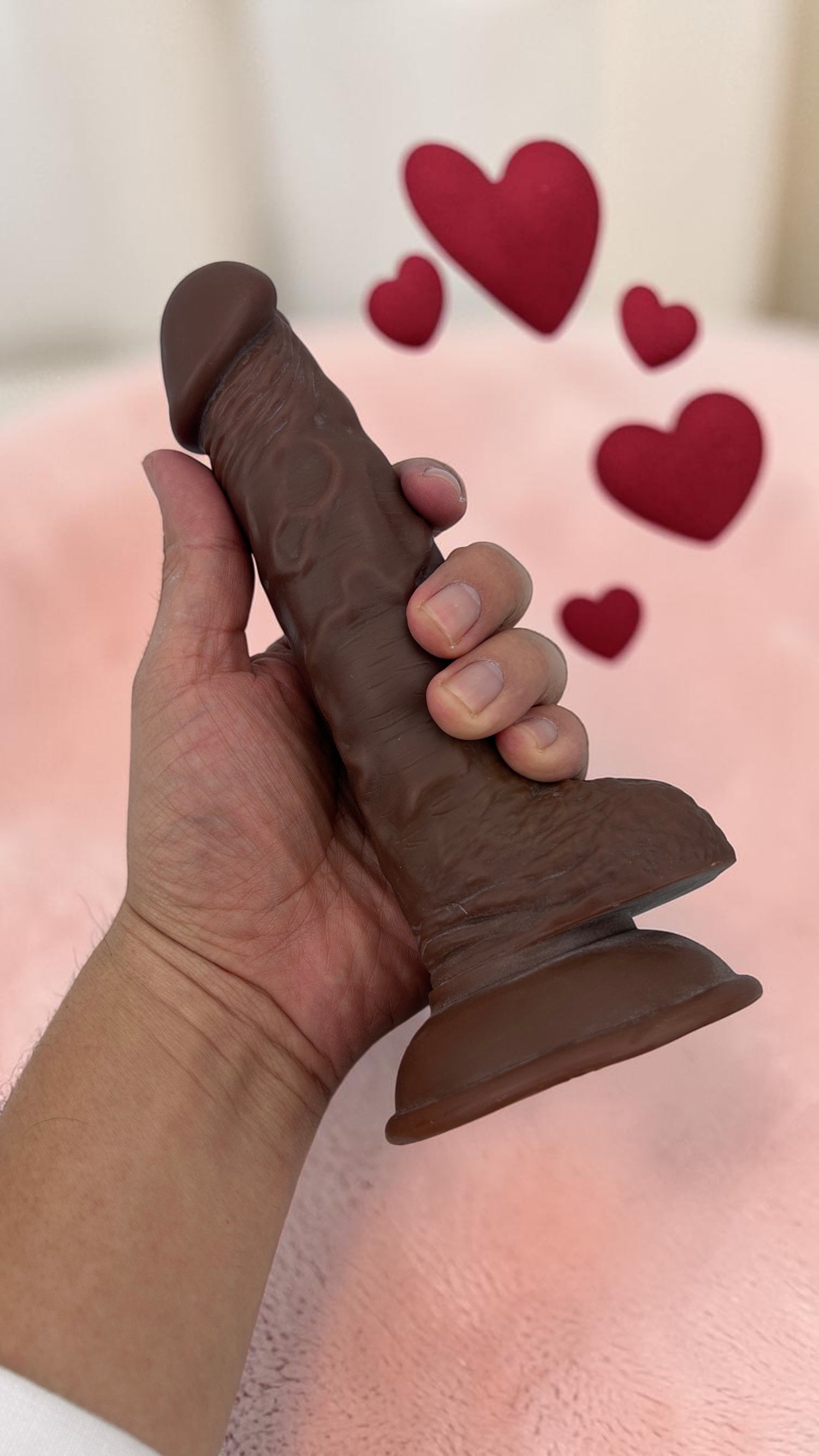 Dildo realista Mr. Rude Magic Flesh con ventosa y testículos, acabado ultra real y flexible, marca Glow & Vibe.