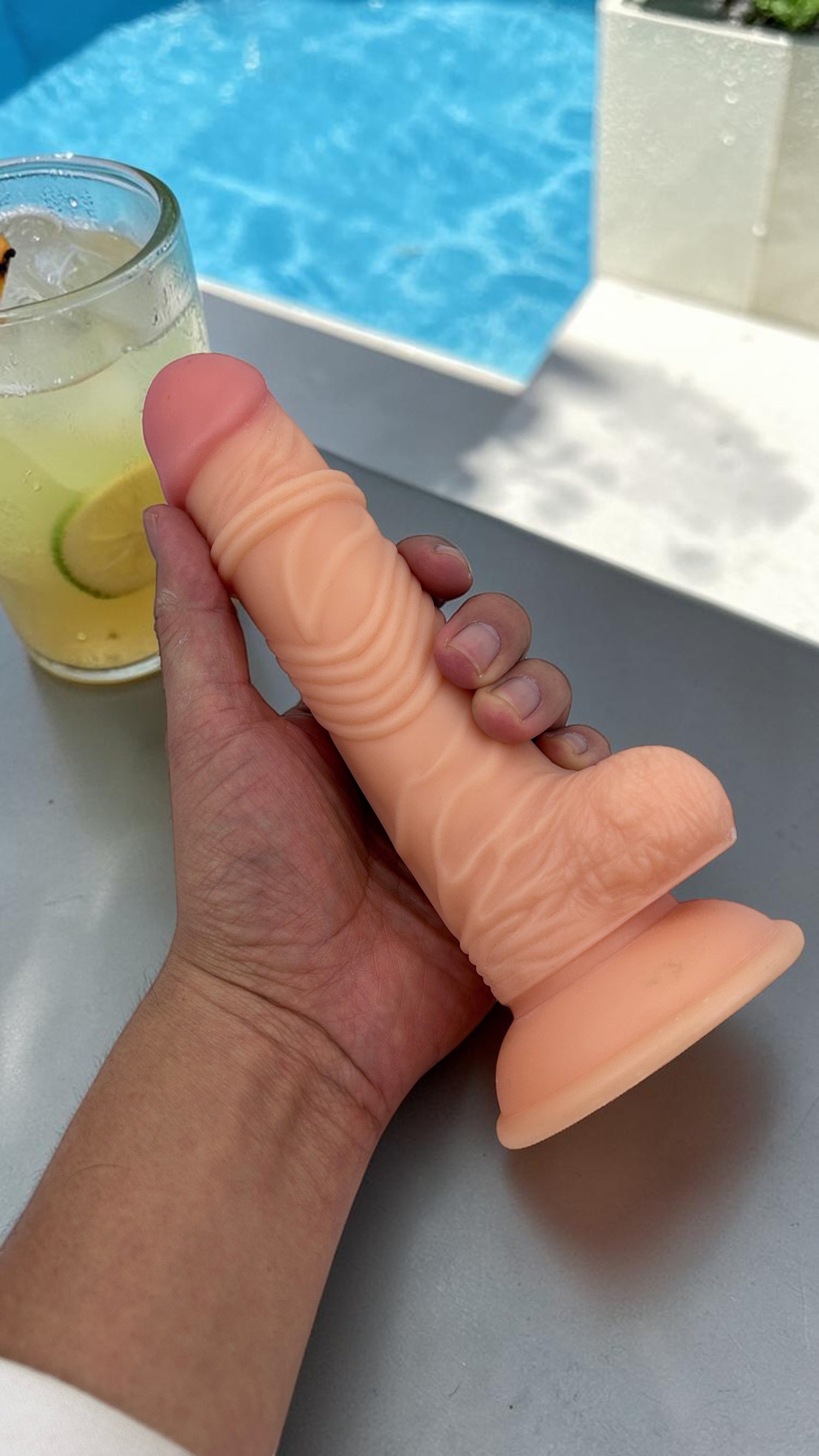 Dildo realista Marcus con testículos y ventosa, color piel, material suave y firme de Glow & Vibe.