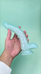 Dildo fluorescente Glow Rider con ventosa y forma curva, brilla en la oscuridad, marca Glow & Vibe.
