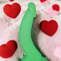 Dildo fluorescente Glow Rider con ventosa y forma curva, brilla en la oscuridad, marca Glow & Vibe.