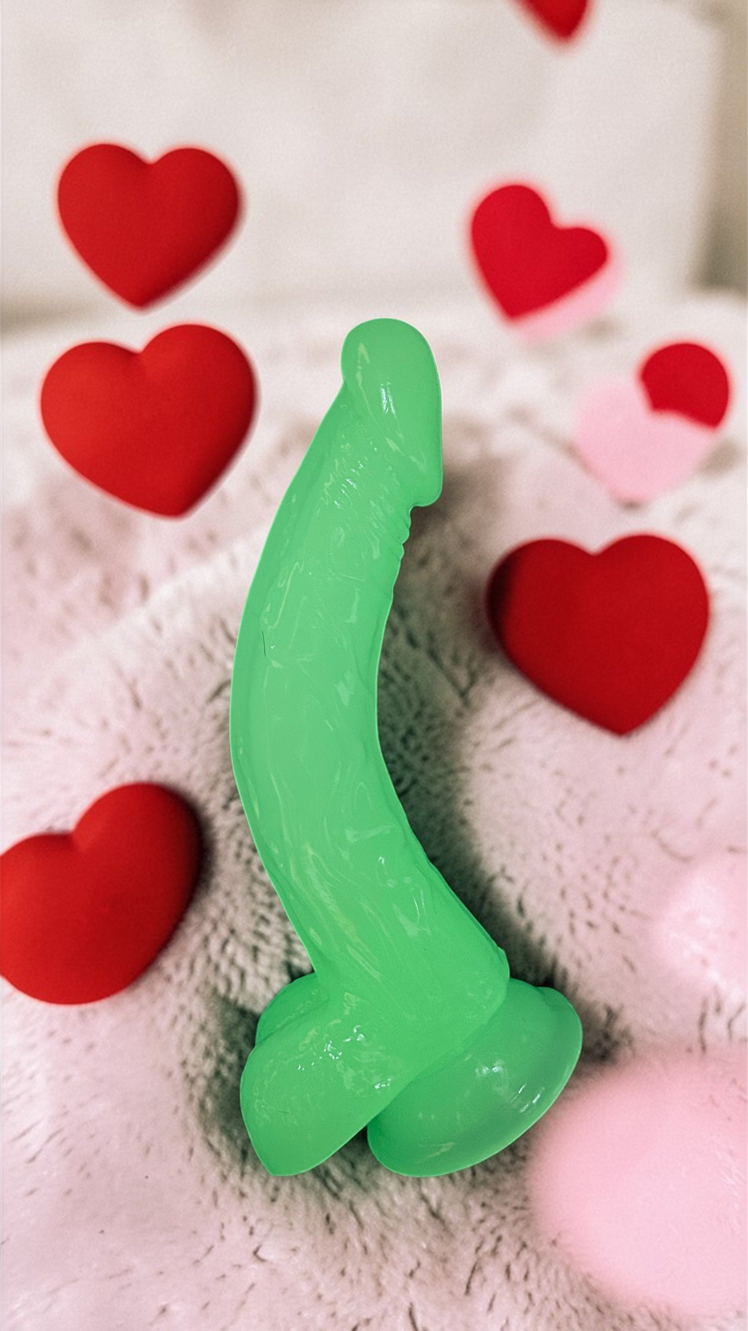 Dildo fluorescente Glow Rider con ventosa y forma curva, brilla en la oscuridad, marca Glow & Vibe.
