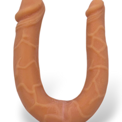 Dildo doble flexible Double Fun color piel, juguete erótico versátil para placer compartido de Glow & Vibe.