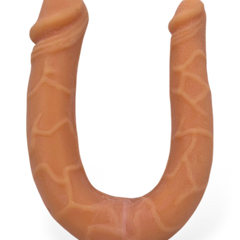 Dildo doble flexible Double Fun color piel, juguete erótico versátil para placer compartido de Glow & Vibe.