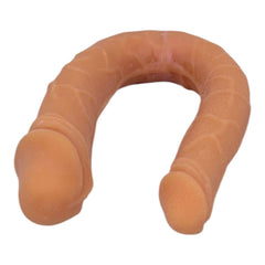 Dildo doble flexible Double Fun color piel, juguete erótico versátil para placer compartido de Glow & Vibe.