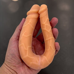 Dildo doble flexible Double Fun color piel, juguete erótico versátil para placer compartido de Glow & Vibe.