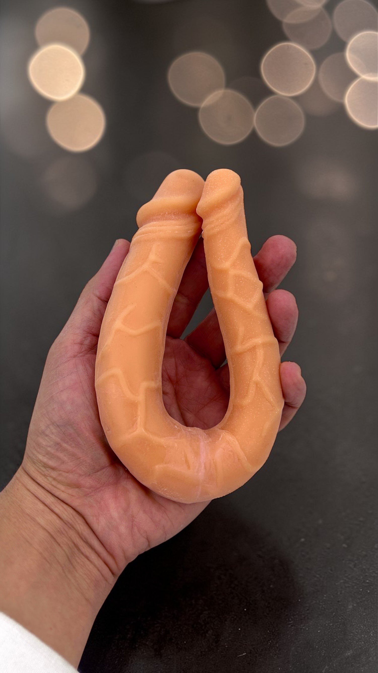 Dildo doble flexible Double Fun color piel, juguete erótico versátil para placer compartido de Glow & Vibe.