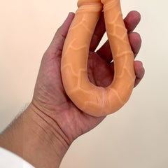 Dildo doble flexible Double Fun color piel, juguete erótico versátil para placer compartido de Glow & Vibe.