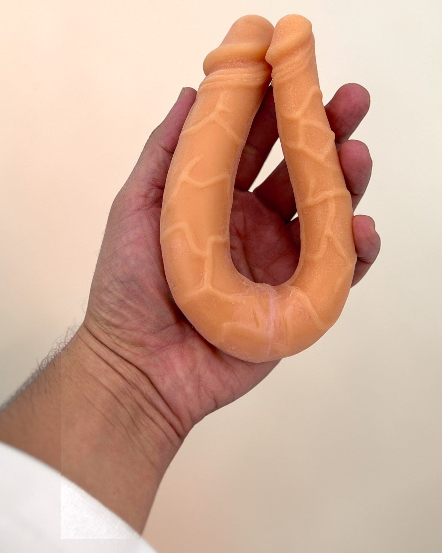 Dildo doble flexible Double Fun color piel, juguete erótico versátil para placer compartido de Glow & Vibe.