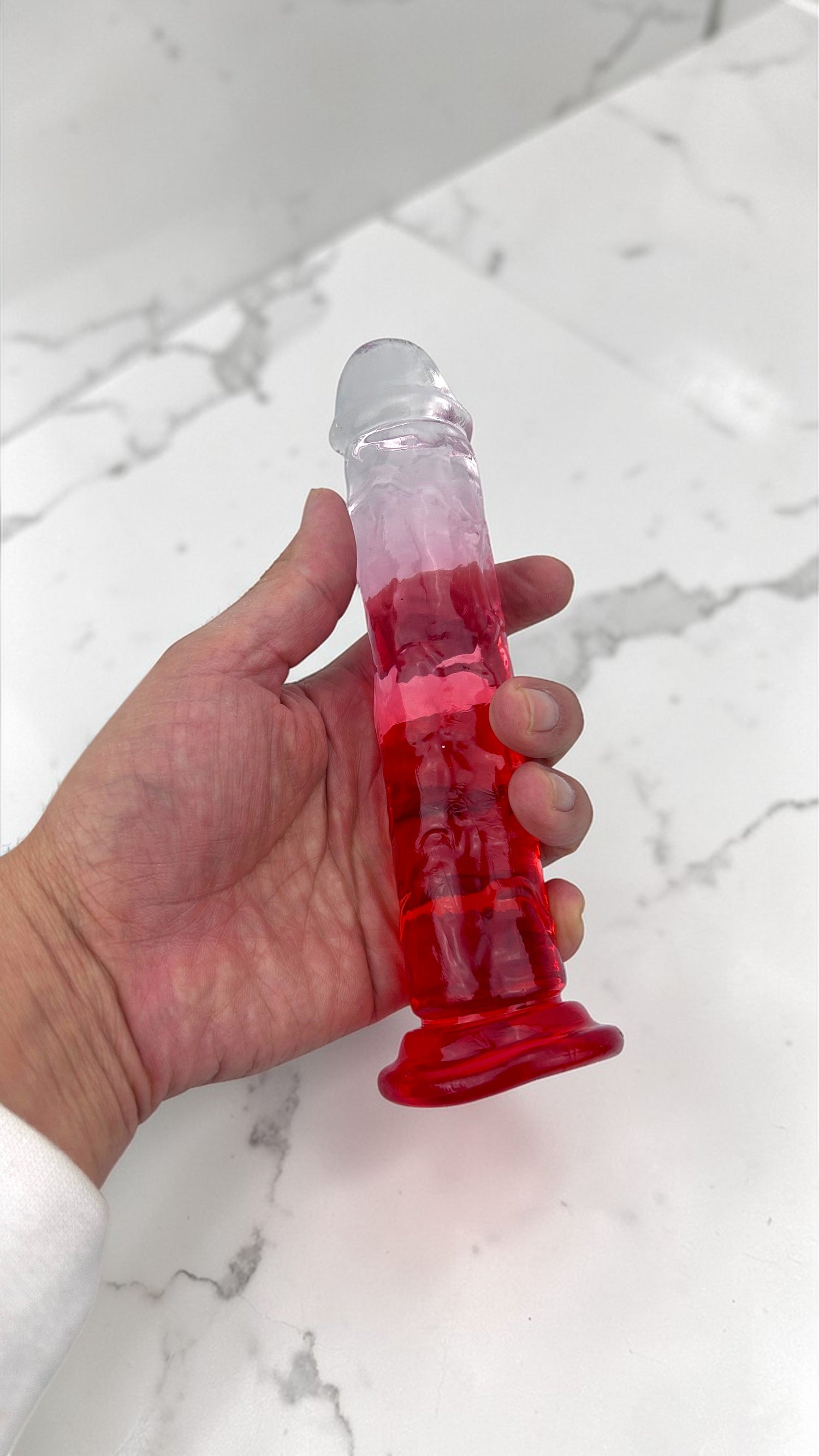 Dildo bicolor de gel Aurora Glow con ventosa, diseño elegante y vibrante inspirado en auroras, marca Glow & Vibe.