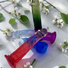 Dildo bicolor de gel Aurora Glow con ventosa, diseño elegante y vibrante inspirado en auroras, marca Glow & Vibe.