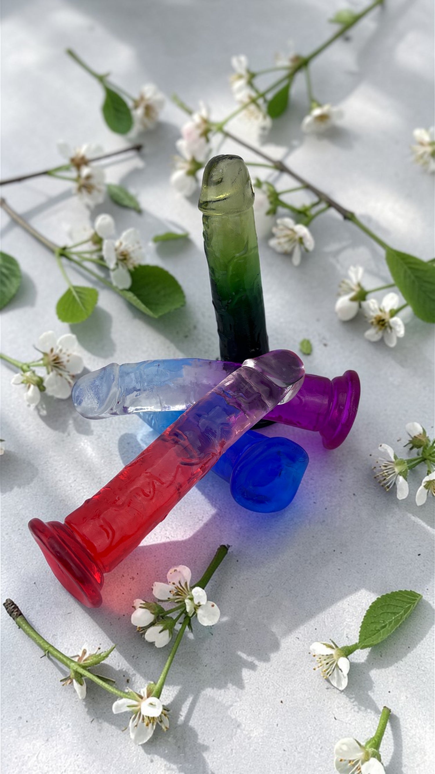 Dildo bicolor de gel Aurora Glow con ventosa, diseño elegante y vibrante inspirado en auroras, marca Glow & Vibe.