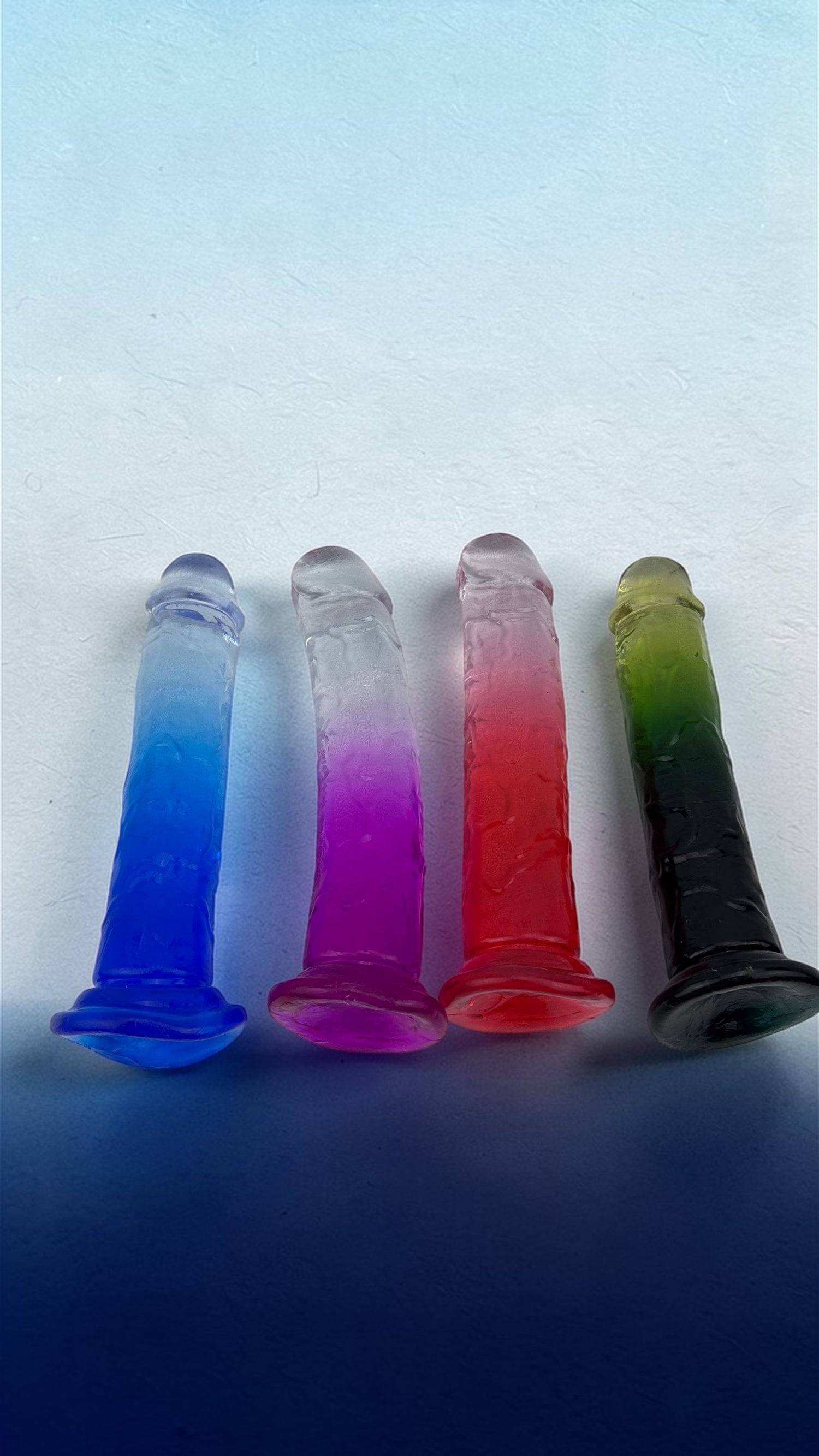 Dildo bicolor de gel Aurora Glow con ventosa, diseño elegante y vibrante inspirado en auroras, marca Glow & Vibe.