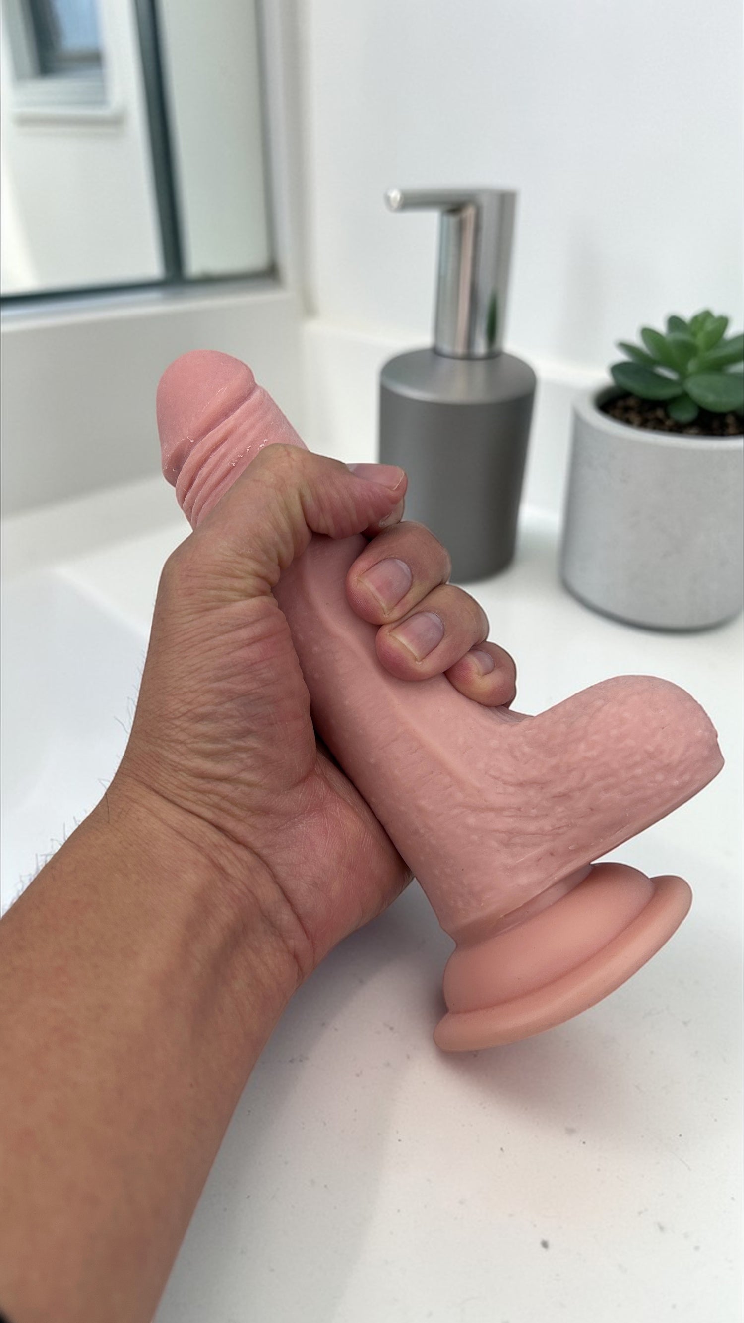 Dildo realista Real Slide con ventosa, textura de piel deslizante y flexible, marca Glow & Vibe.