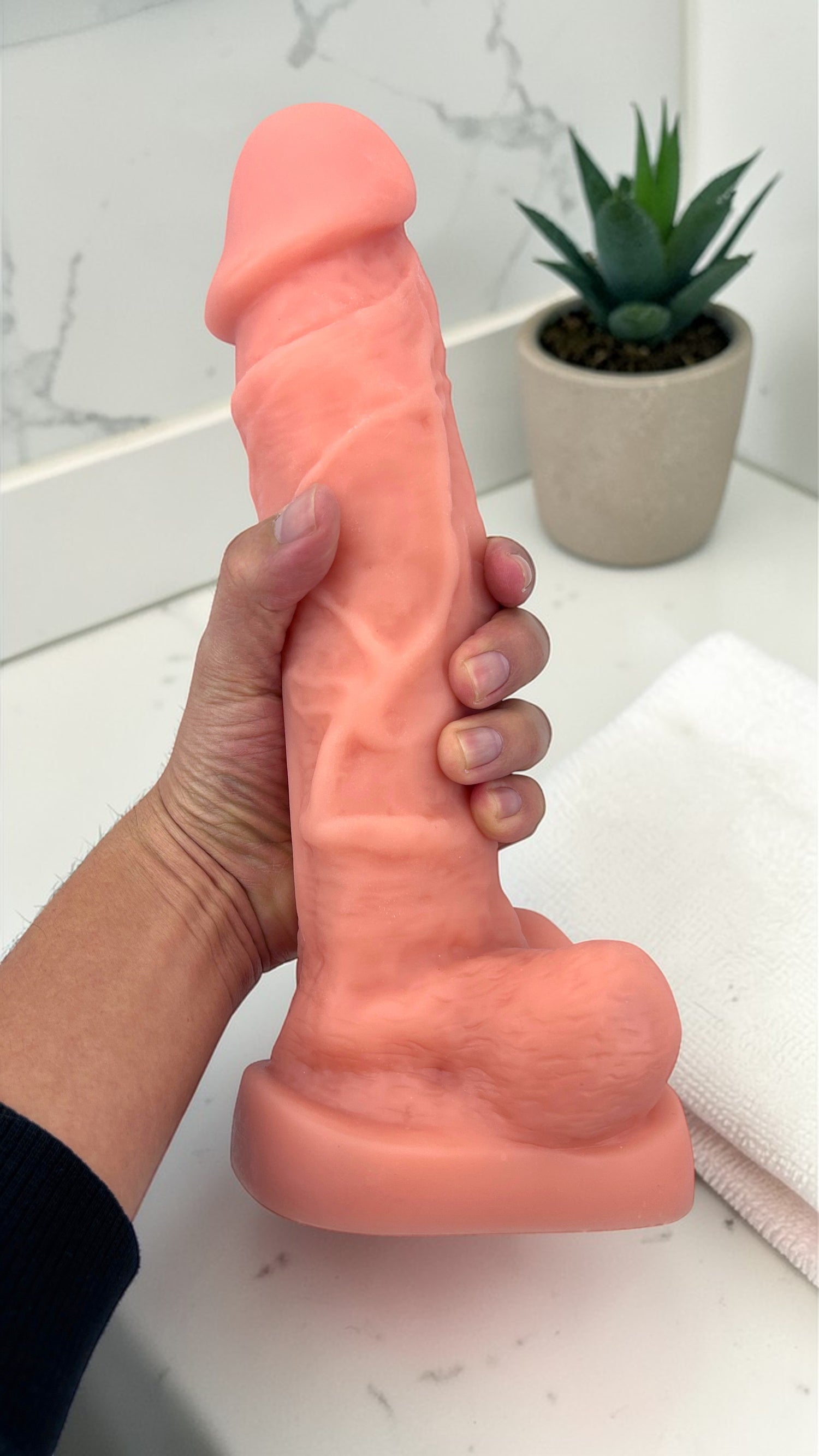 Max Dino Glow & Vibe dildo extra grande de Magic Flesh flexible con textura realista y testículos.