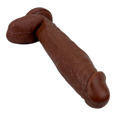 Dildo extra grande King Size Magic Flesh con testículos y ventosa, textura ultra realista, marca Glow & Vibe.