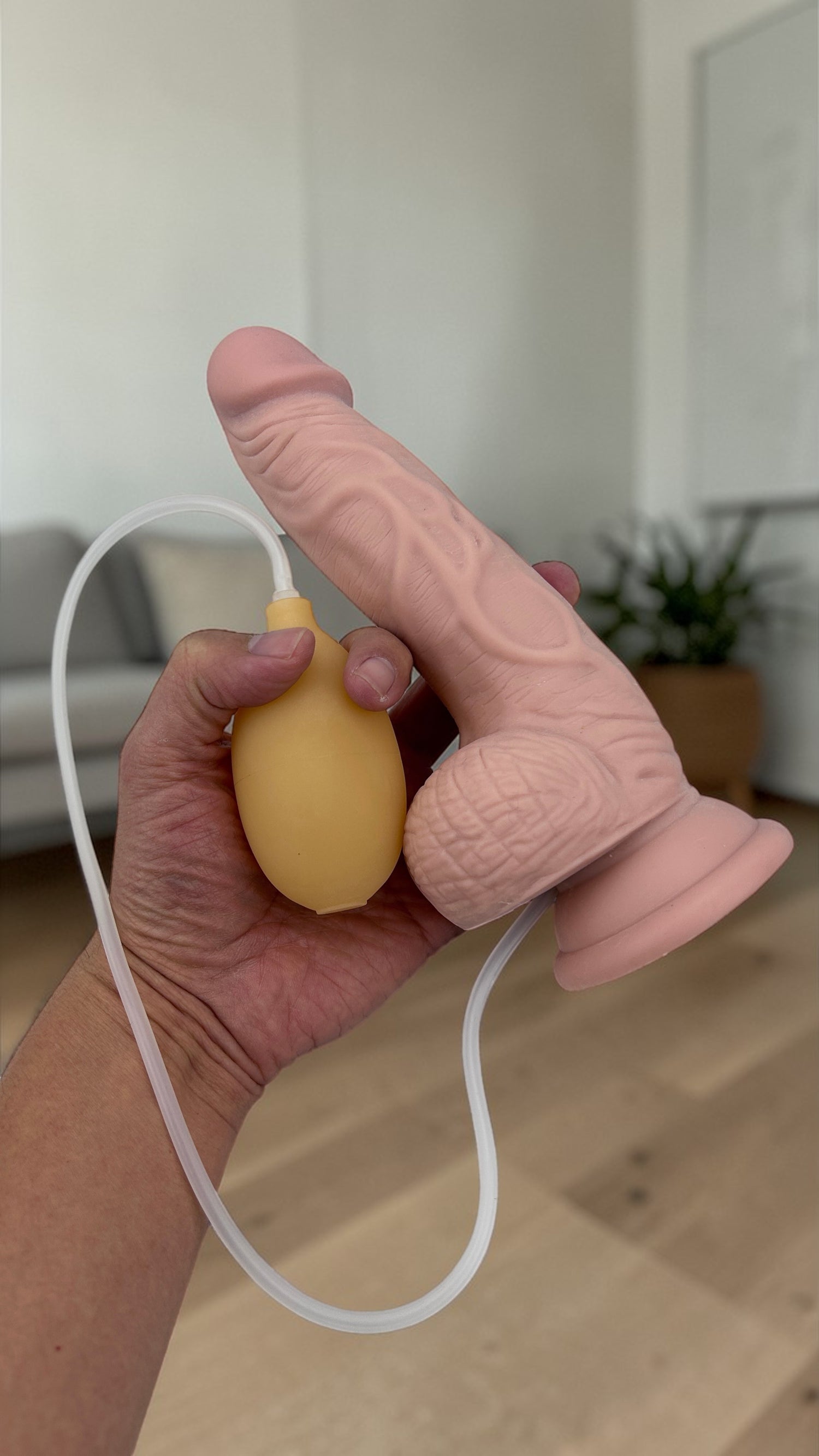 Dildo realista Real Shot con testículos, ventosa y función de eyaculación, marca Glow & Vibe.