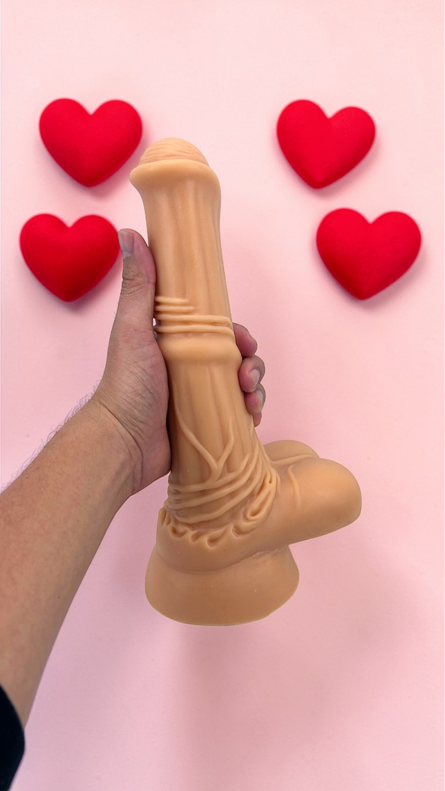 Dildo de caballo Play Horse flexible con testículos, diseño realista y potente, marca Glow & Vibe.