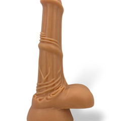 Dildo de caballo Play Horse flexible con testículos, diseño realista y potente, marca Glow & Vibe.