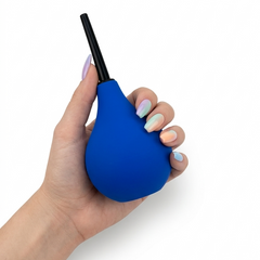 Ducha anal Max Pleasure de silicón suave con plug estimulador de próstata, diseño cómodo y funcional de Glow & Vibe.