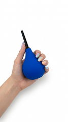 Ducha anal Max Pleasure de silicón suave con plug estimulador de próstata, diseño cómodo y funcional de Glow & Vibe.
