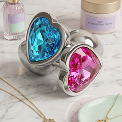 Butt plug metálico Gema Heart con brillante gema en forma de corazón, diseño elegante y coqueto de Glow & Vibe.