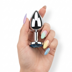 Butt plug metálico Gema Heart con brillante gema en forma de corazón, diseño elegante y coqueto de Glow & Vibe.