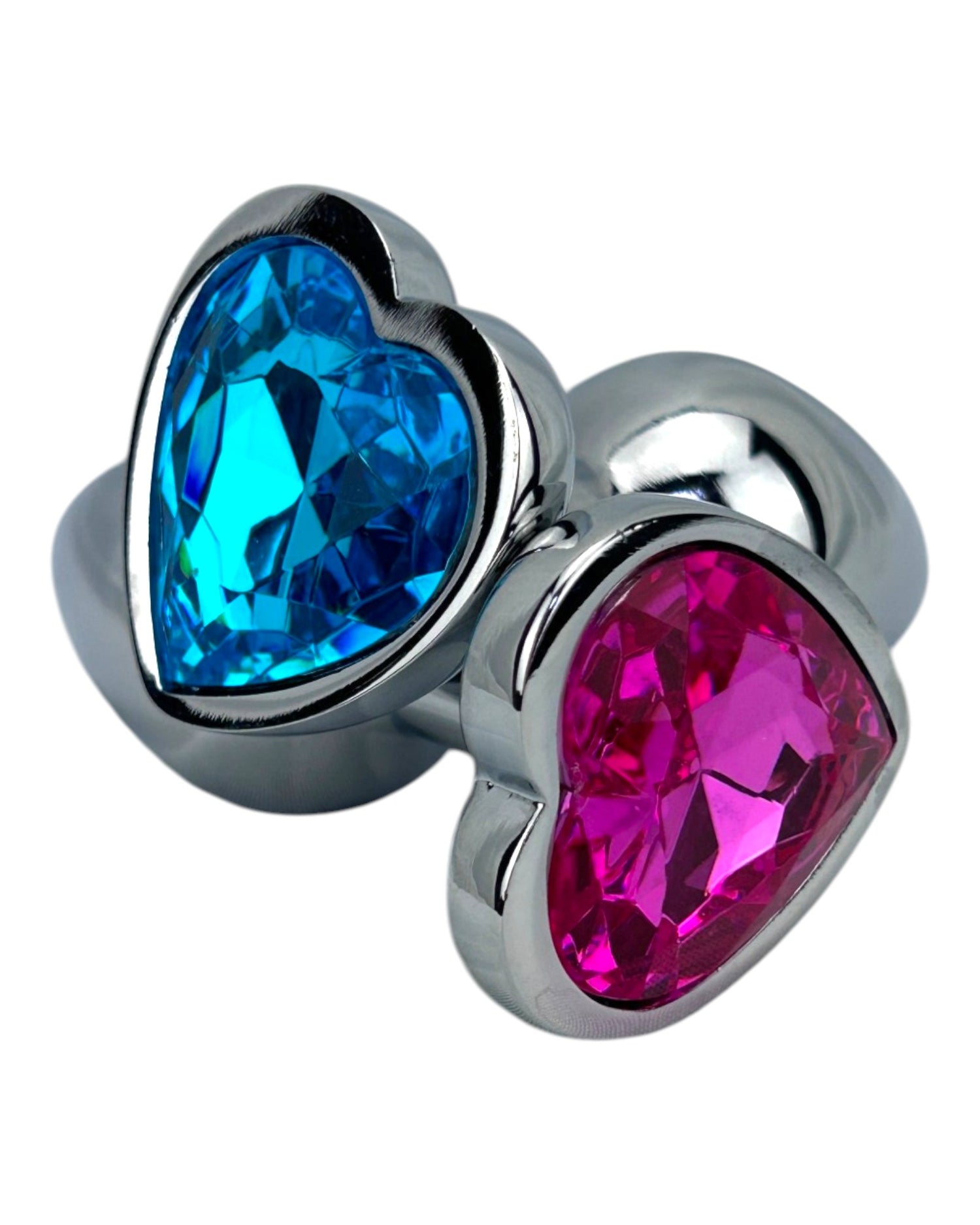 Butt plug metálico Gema Heart con brillante gema en forma de corazón, diseño elegante y coqueto de Glow & Vibe.