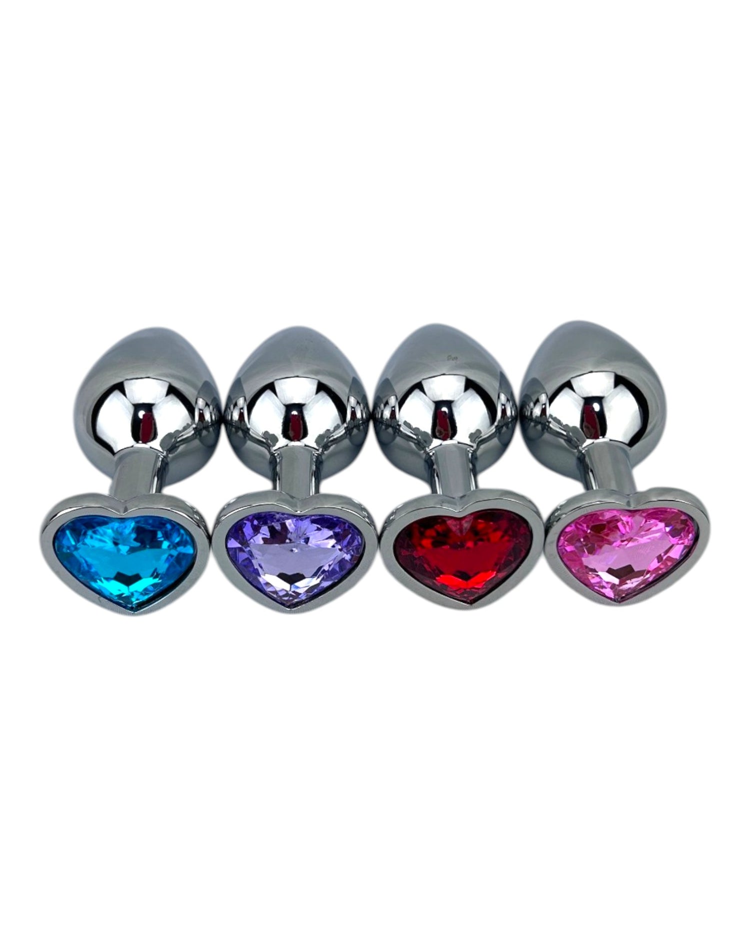 Butt plug metálico Gema Heart con brillante gema en forma de corazón, diseño elegante y coqueto de Glow & Vibe.