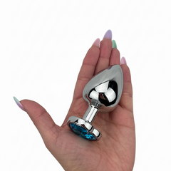 Butt plug metálico Gema Heart con brillante gema en forma de corazón, diseño elegante y coqueto de Glow & Vibe.